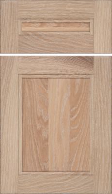 Eclipse Scottsdale, Two wooden cabinet doors made of light oak. The top door has a horizontal rectangular recessed handle, while the bottom door has a raised square panel design. Both showcase a natural wood grain pattern